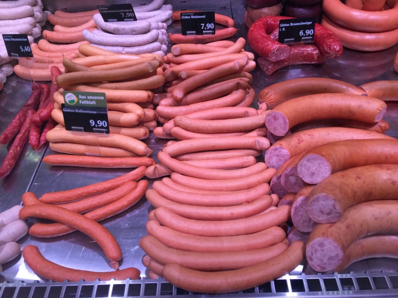 charcuterie-GUILLAUMES-min_sausages_meat_butchery-1069321